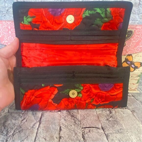 Donna Sharp Red Poppy Wristlet Quilted Wallet Vibrant Floral Red Black Print - Picture 6 of 10